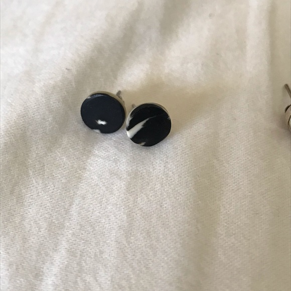 Handmade shell stud earrings - Picture 3 of 3